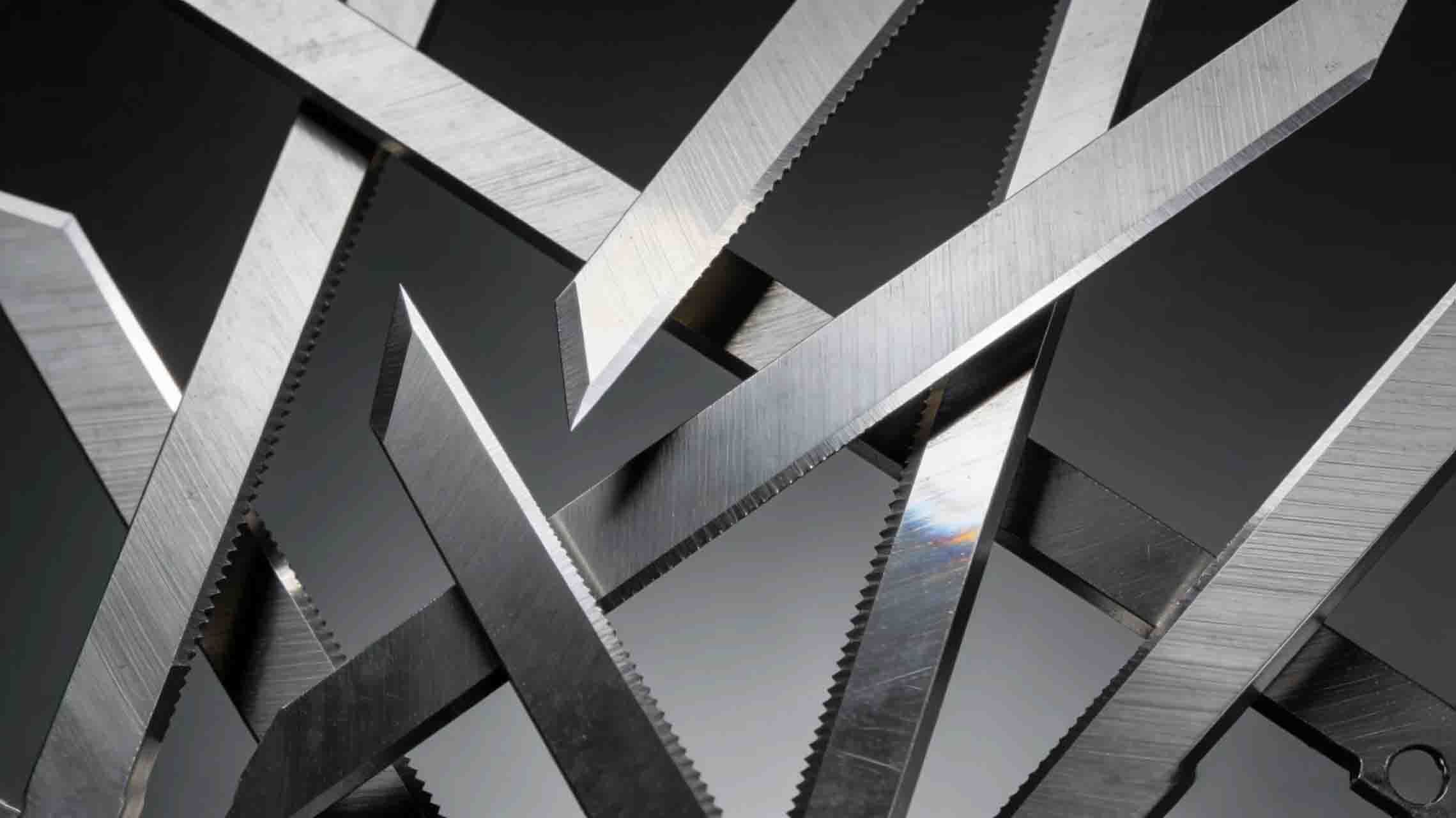 ما هي أفضل الطرق لتخزين شفرات القطع والتعامل معها لمنع تلفها؟